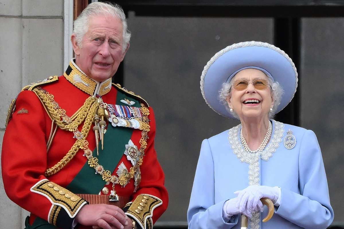 Charles e Rainha Elizabeth na sacada de palacio