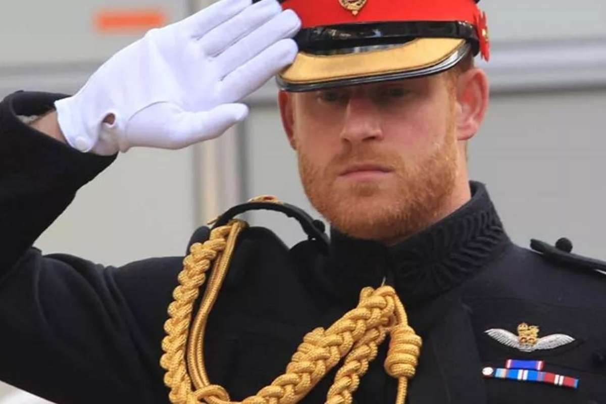 Príncipe Harry de uniforme militar