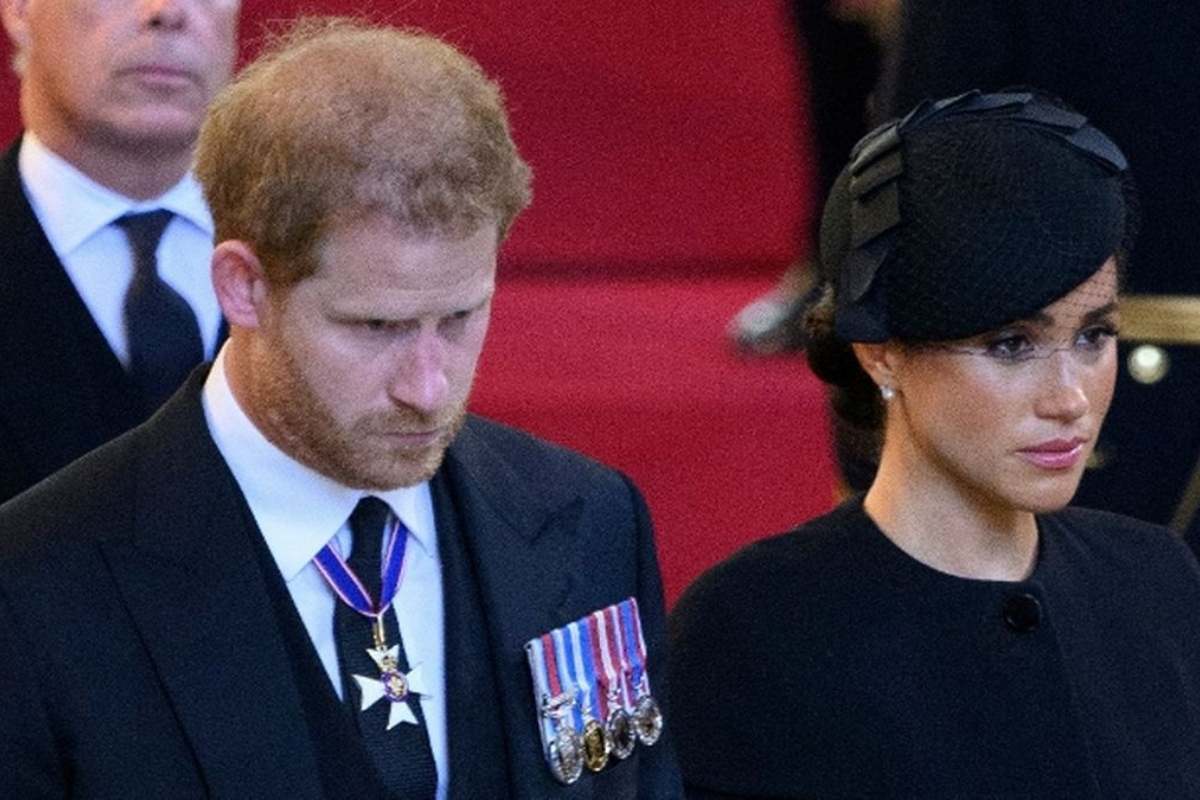 Príncipe Harry e Meghan Markle durante o funeral da rainha Elizabeth II