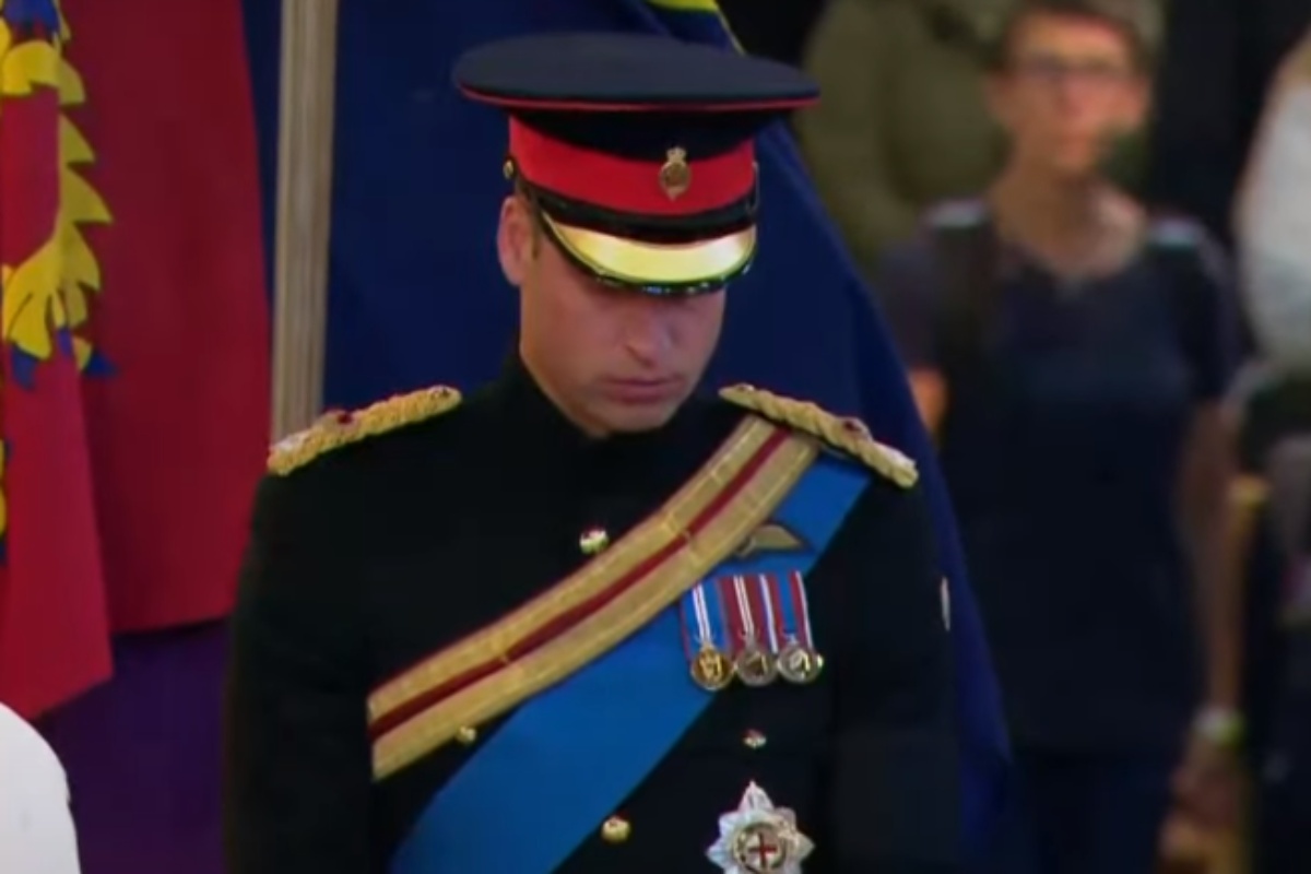 príncipe william com traje militar em vigília ao caixão da rainha elizabeth ii