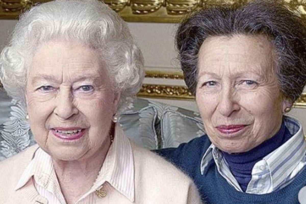 Rainha Elizabeth II sentada ao lado da filha, Princesa Anne