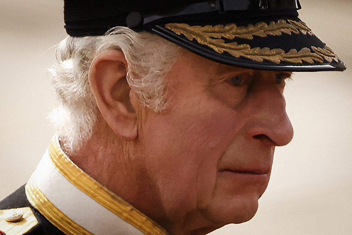 Rei Charles se emociona no funeral da Rainha Elizabeth II