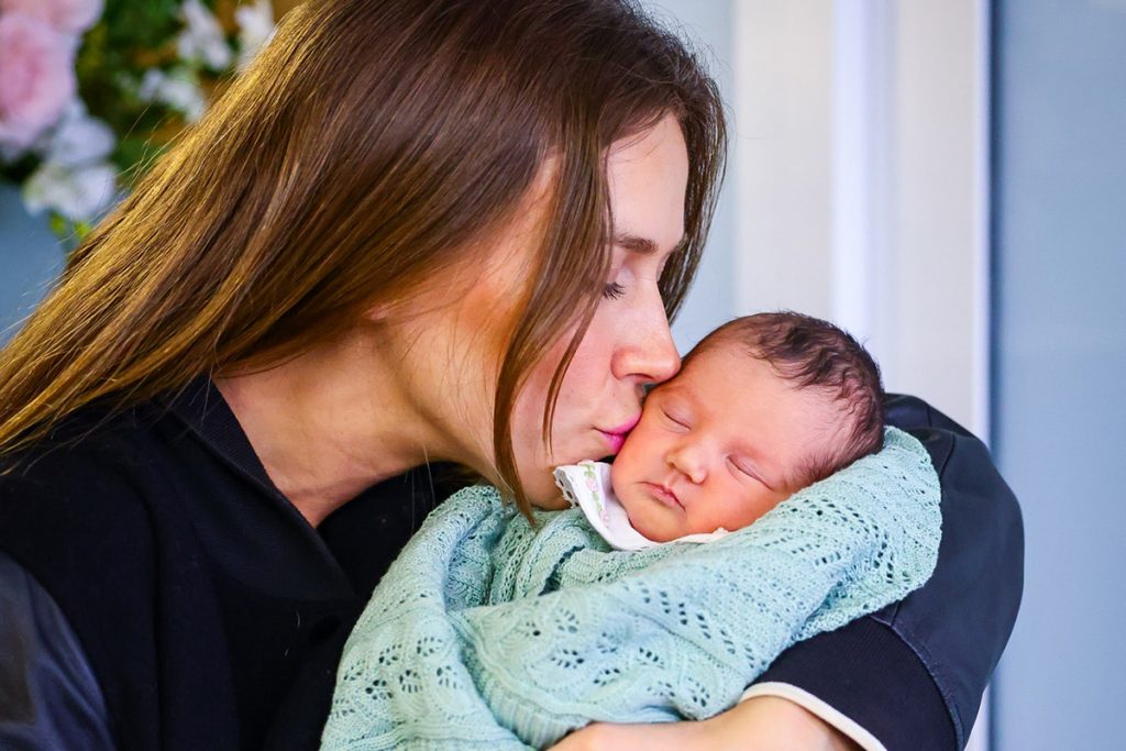 Renata encheu a filha de beijos