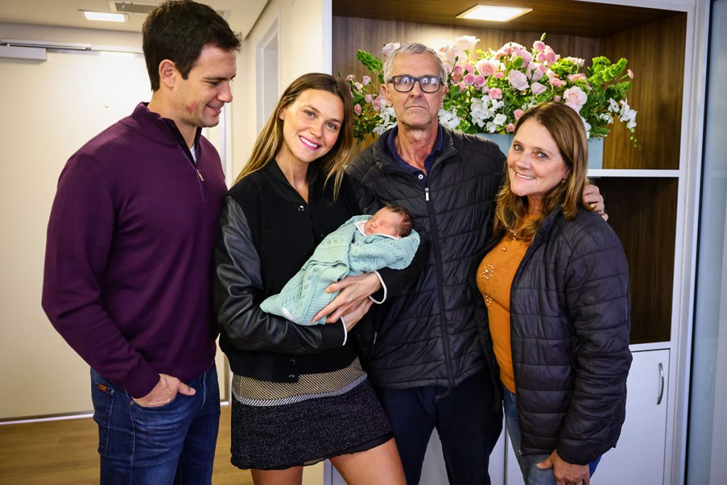 Renata Kuerten posou com a filha ao lado do marido e dos avós