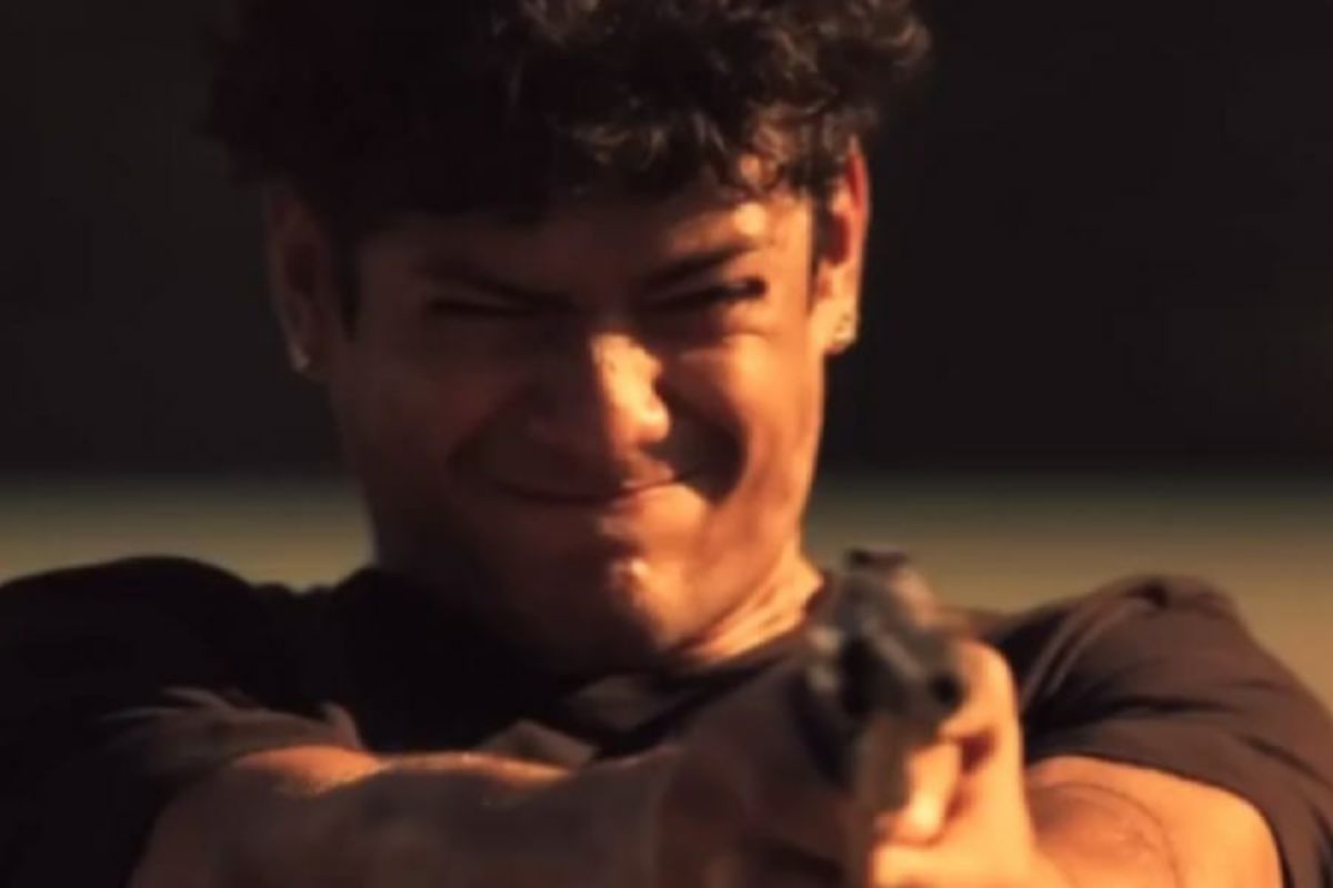 Renato (Gabriel Santana) aponta arma para matar Zaquieu em Pantanal