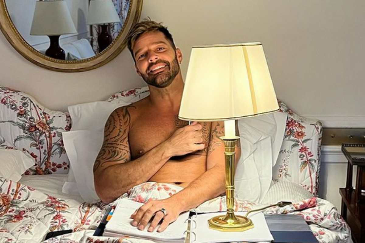Ricky Martin lendo na cama