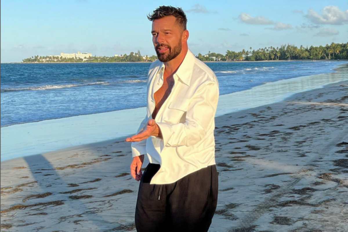 Ricky Martin na praia em Porto Rico