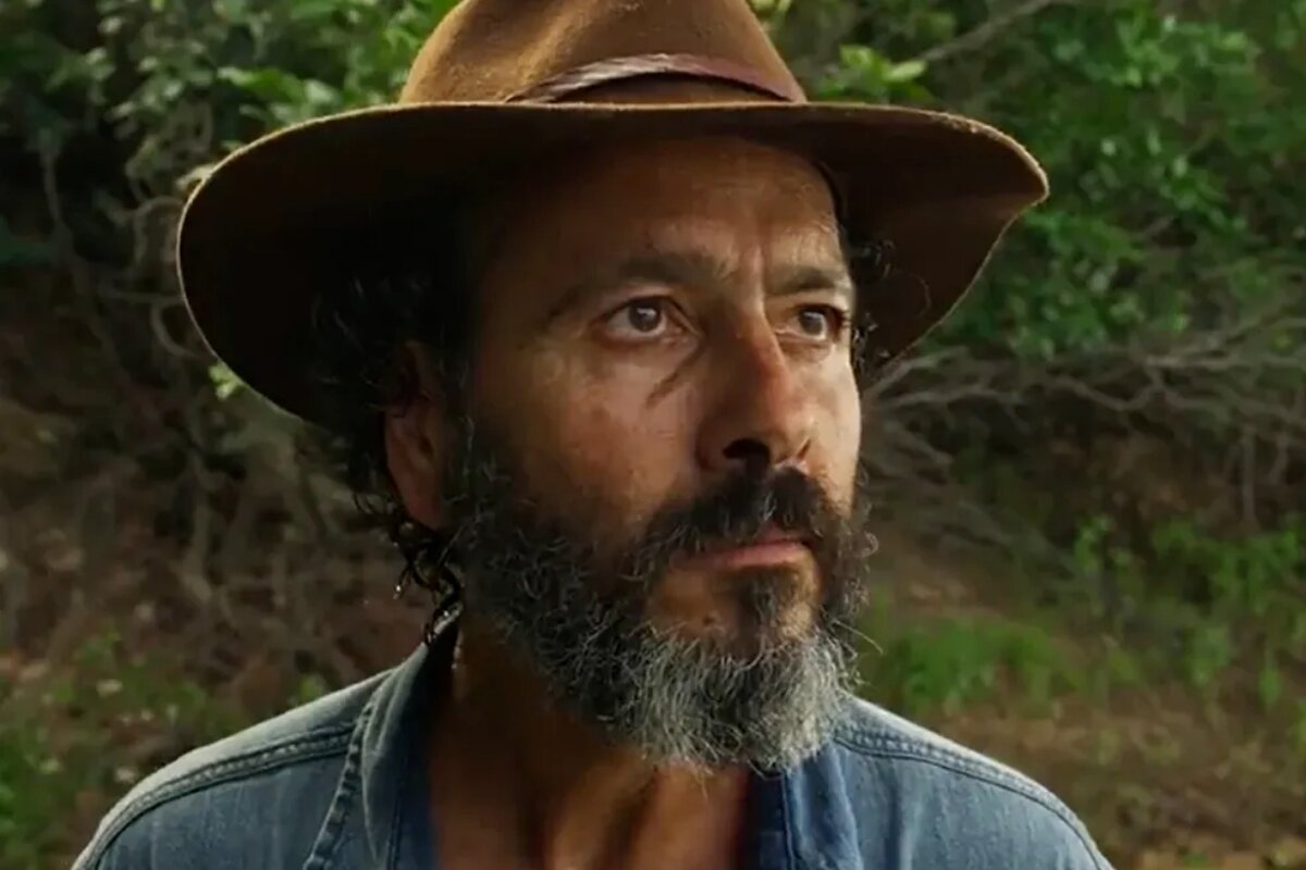 Marcos Palmeira caracterizado como José Leôncio, de chapéu, em "Pantanal"m