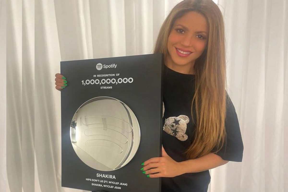 Shakira com placa do Spotify
