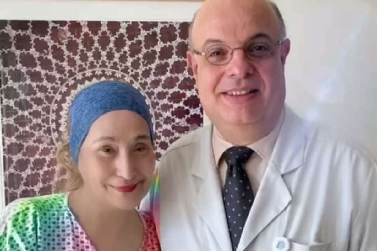 Sonia Abrão posando para foto ao lado do médico Maurício Bagnato