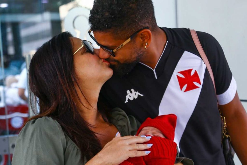 Viviane Araújo e Guilherme Militão deixando maternidade com Joaquim