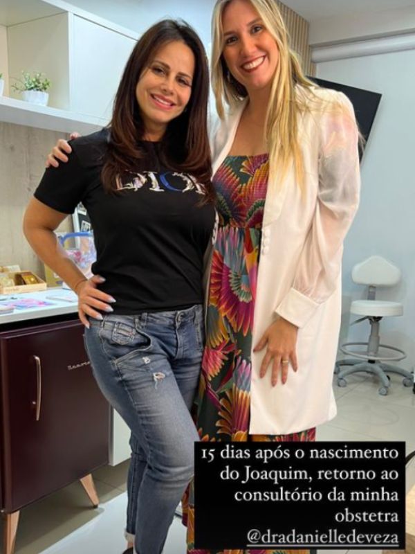 Viviane Araujo ao lado da obstetra