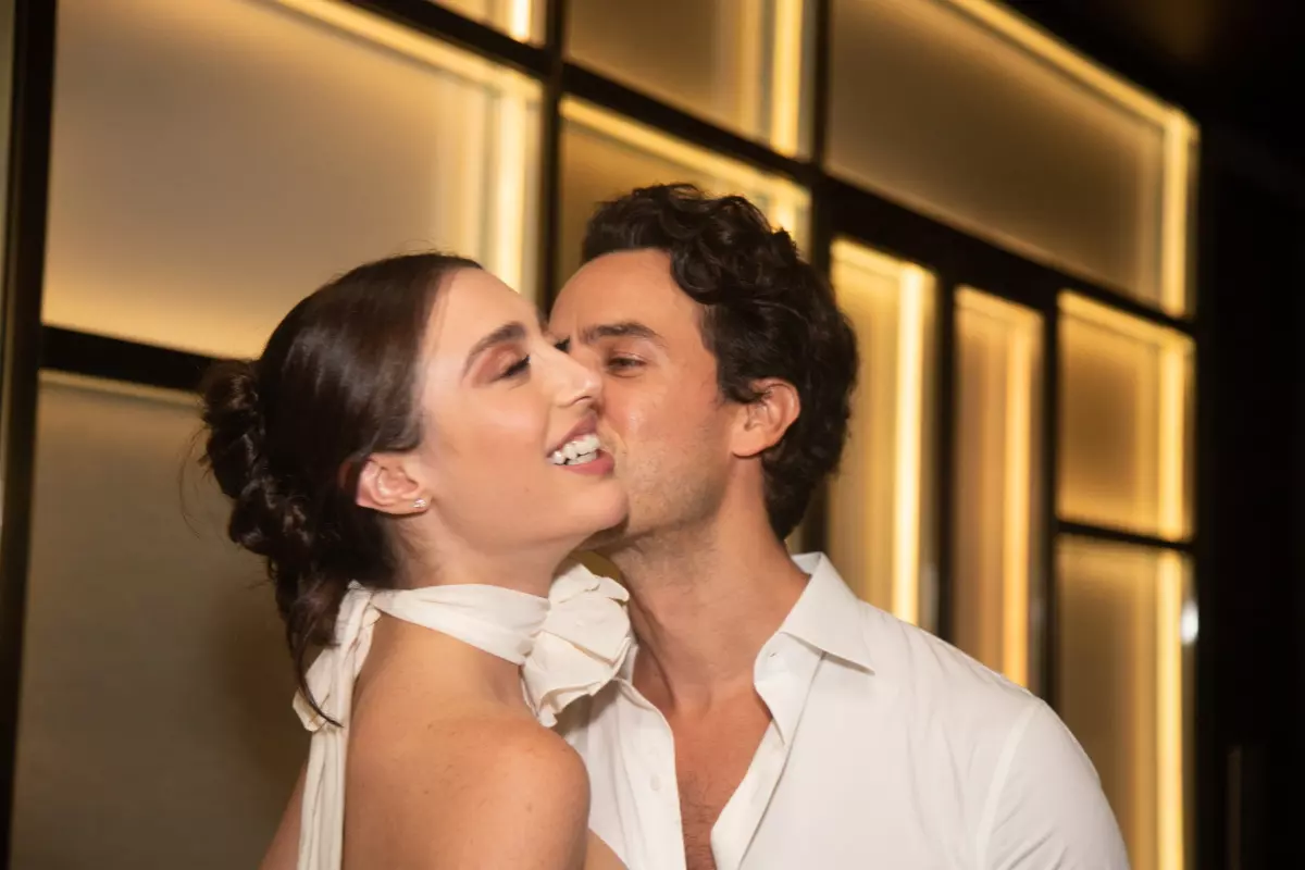 Alexandre Negrao beija namorada