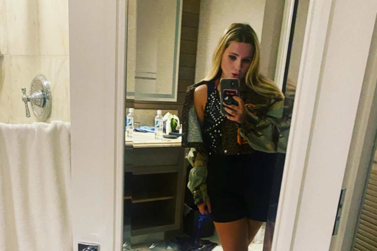 Abigail Breslin faz selfie no espelho