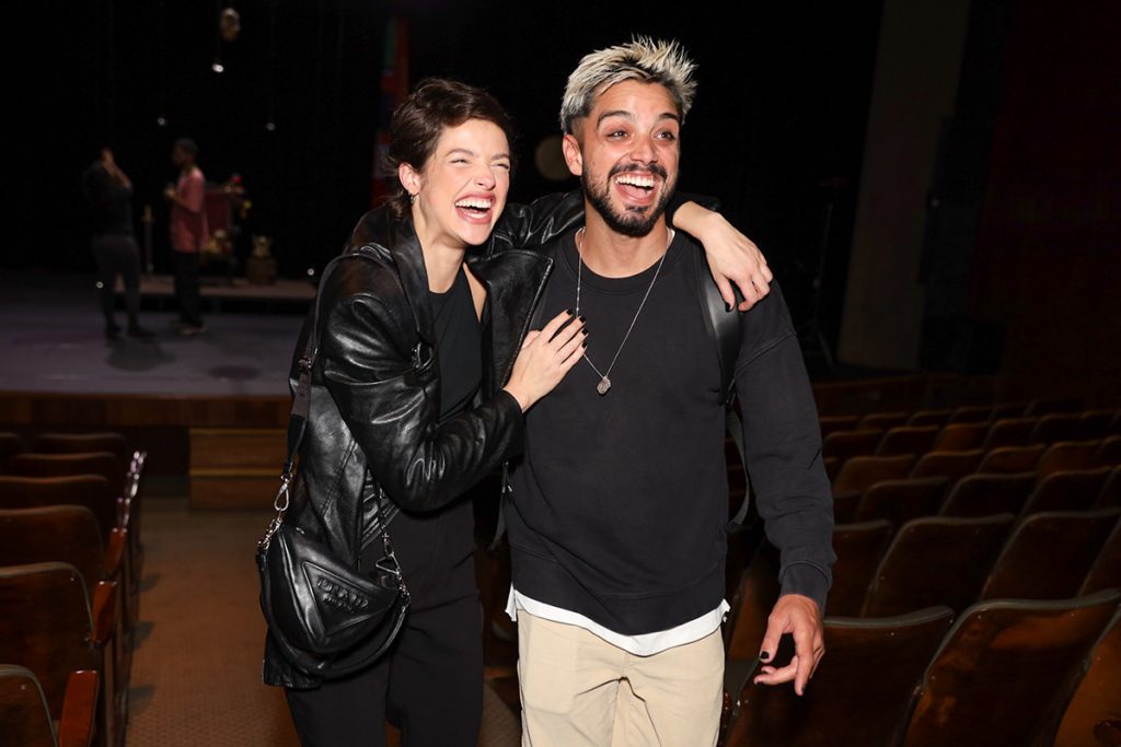 O casal posou sorridente para os fotógrafos