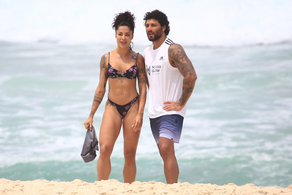 O casal foi fotografado na praia da Barra da Tijuca, no Rio de Janeiro