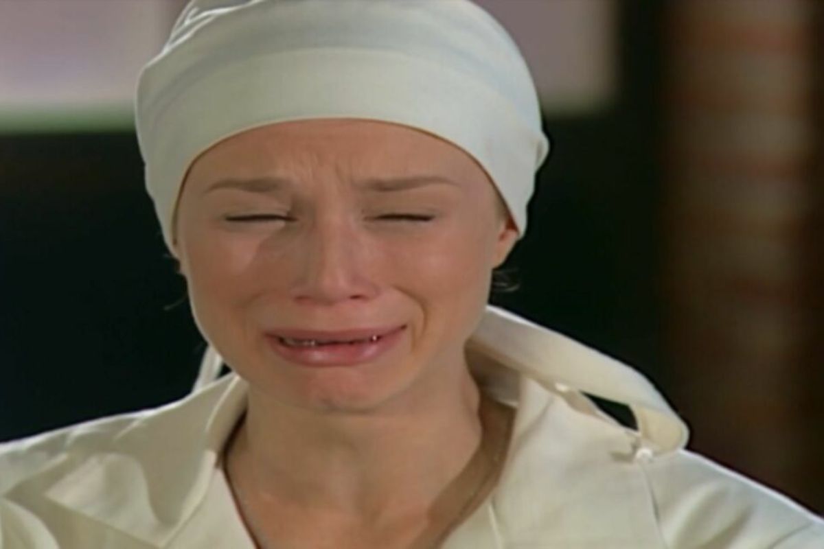 Ana Francisca (Mariana Ximenes) chora, em capítulo de Chocolate com Pimenta