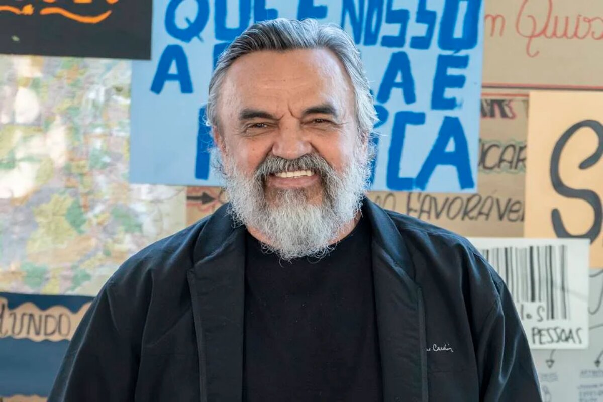 José Dumont de barba, sorrindo, roupa preta