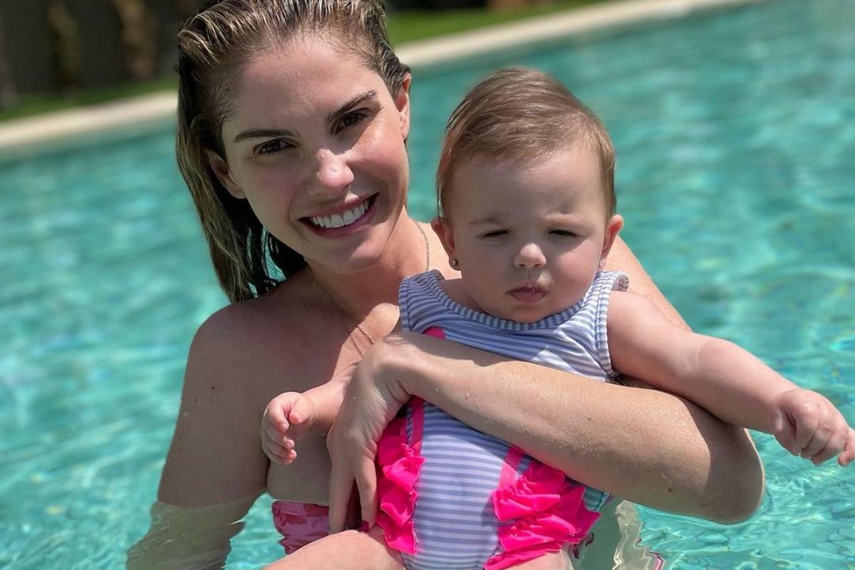 barbara evans posando com a filha ayla na piscina