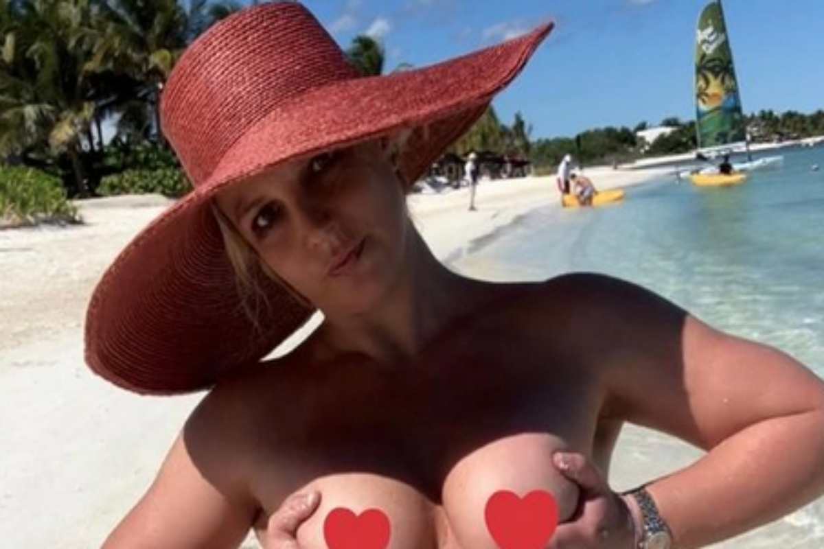 Britney na praia sem roupa