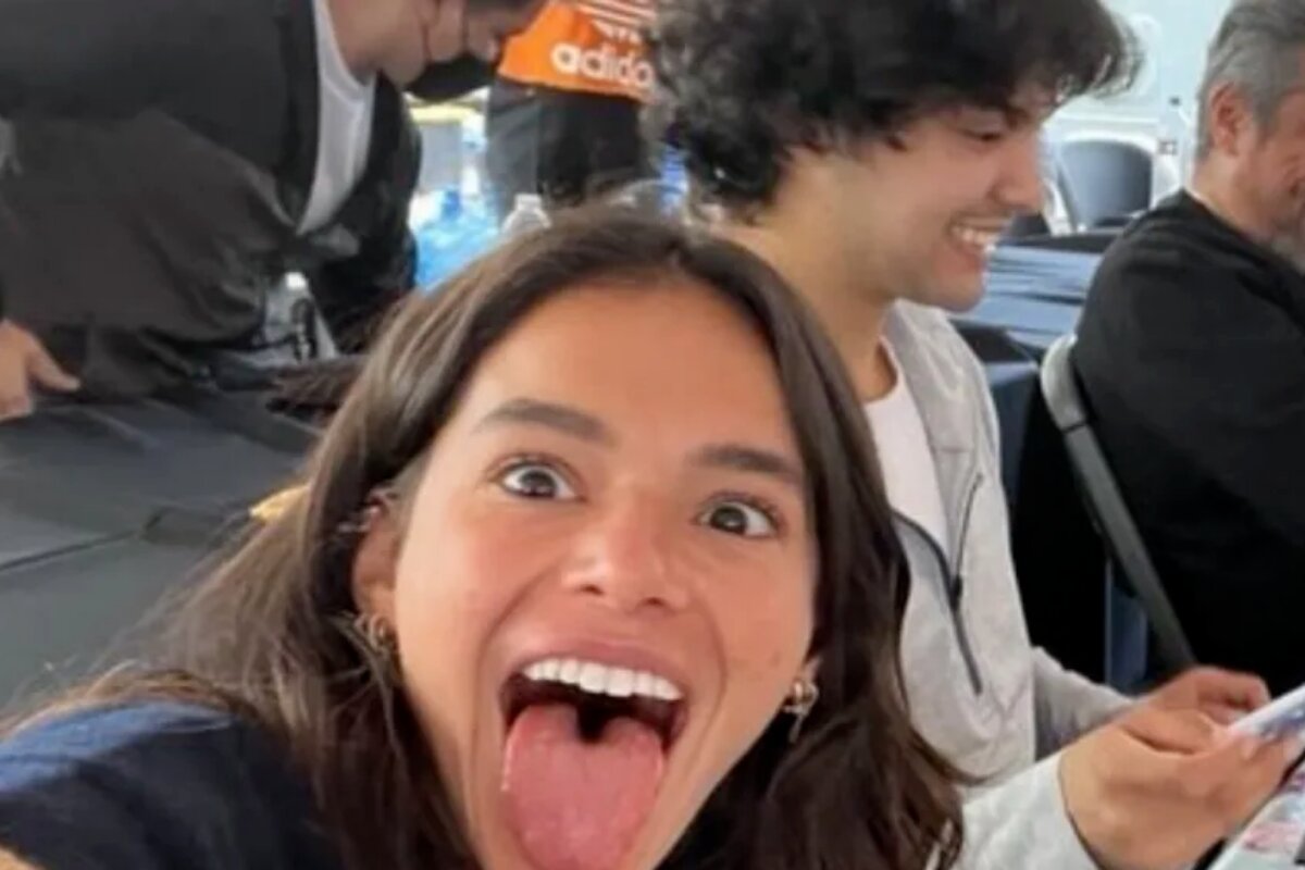 Bruna Marquezine mostrando a língua e Xolo sorrindo