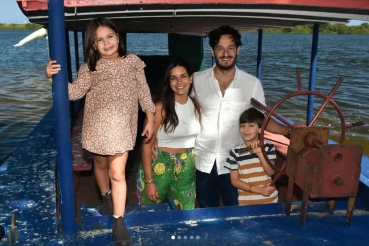 Bruno Luperi com a esposa e os filhos na chalana de Pantanal