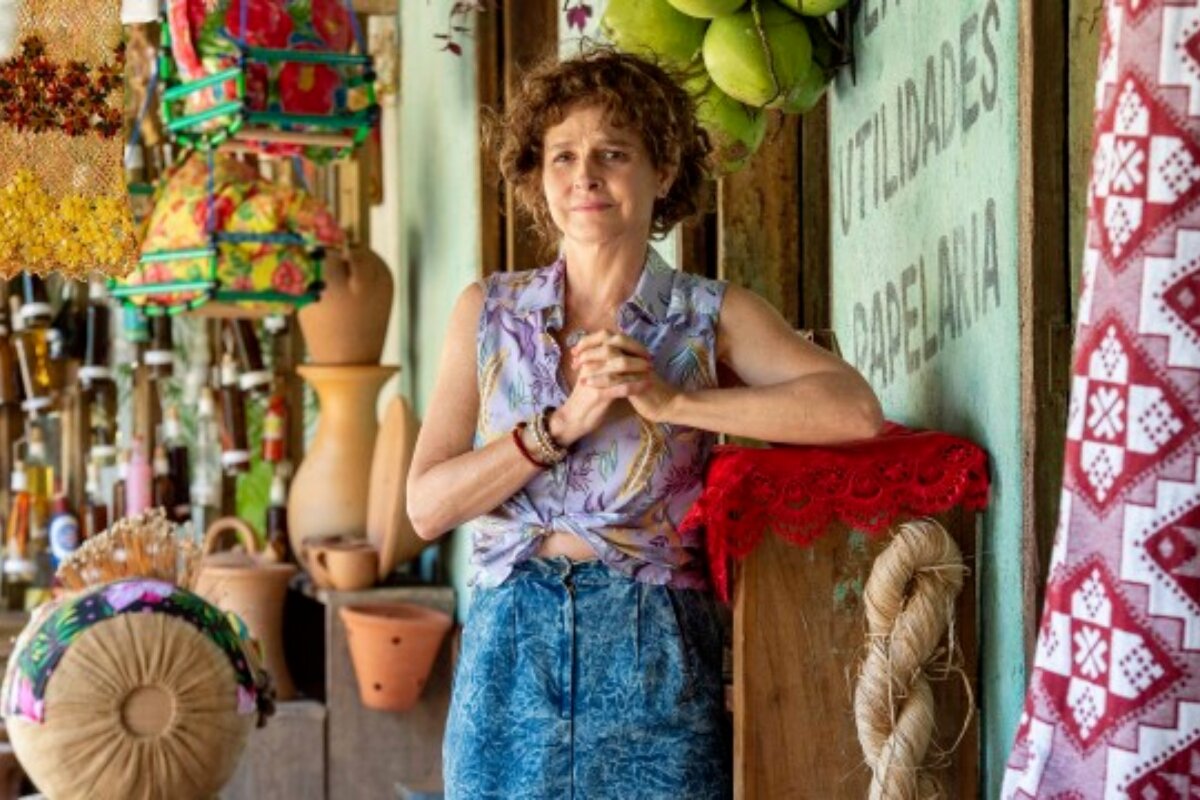 Drica Moraes caracterizada como Núbia no cenário de seu comércio, no Maranhão