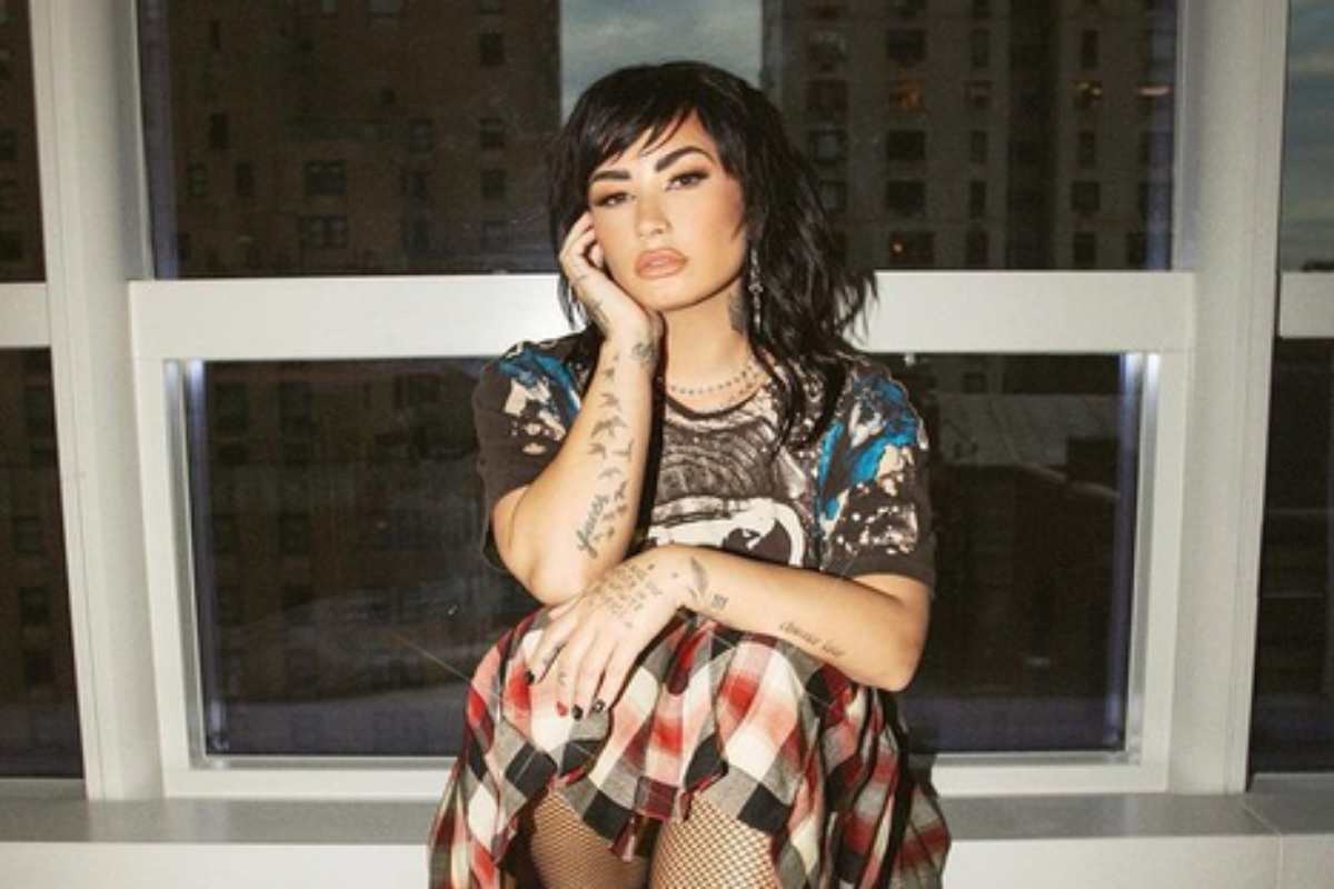 Demi Lovato sentada