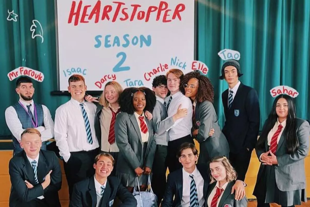 elenco de heartstopper reunido para foto da segunda temporada da série da netflix