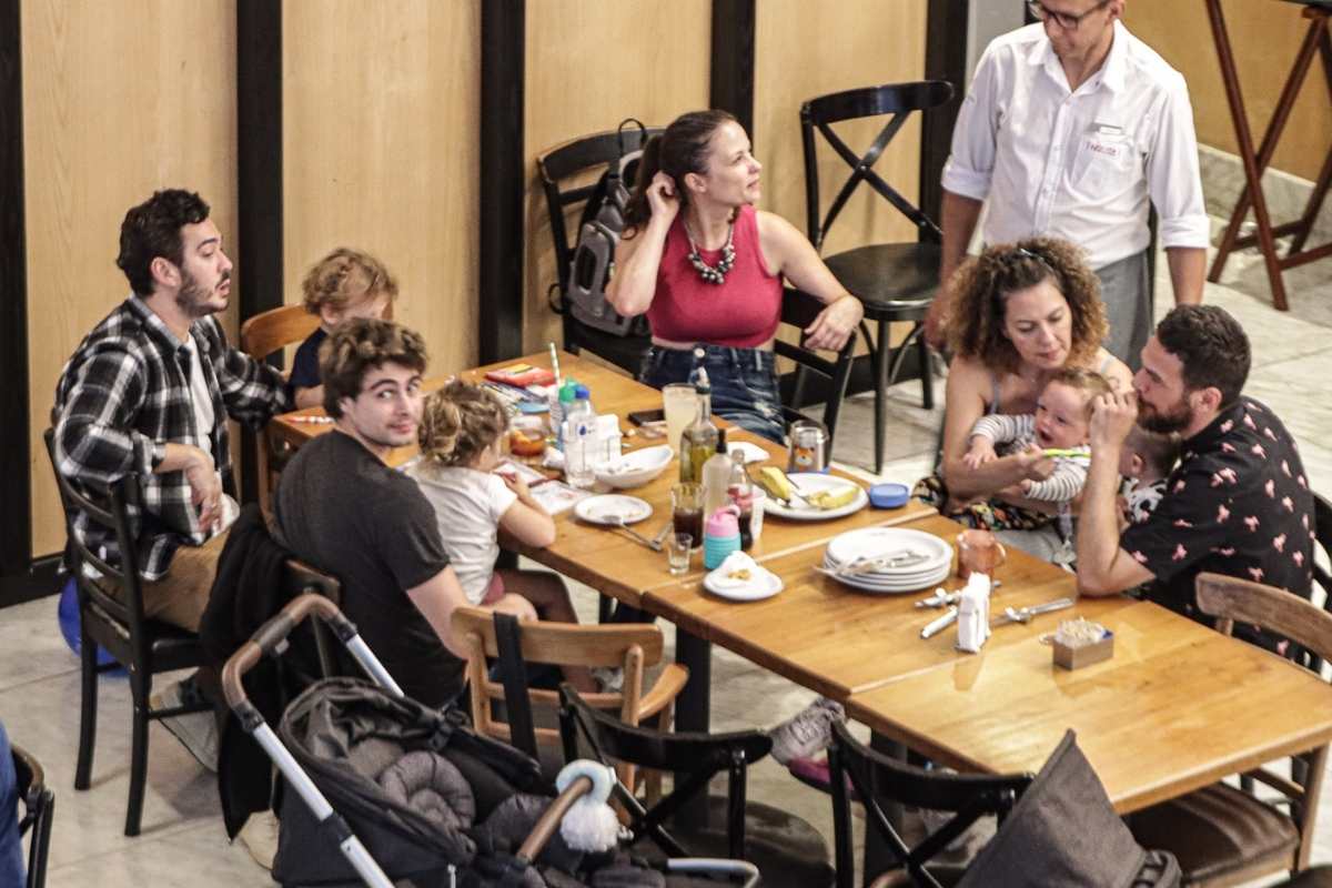 Emilio Dantas, Fabiula Nascimento, Marcos Veras, Rosanne Mulholland e Rafael Vitti almoçam juntos na companhia dos filhos