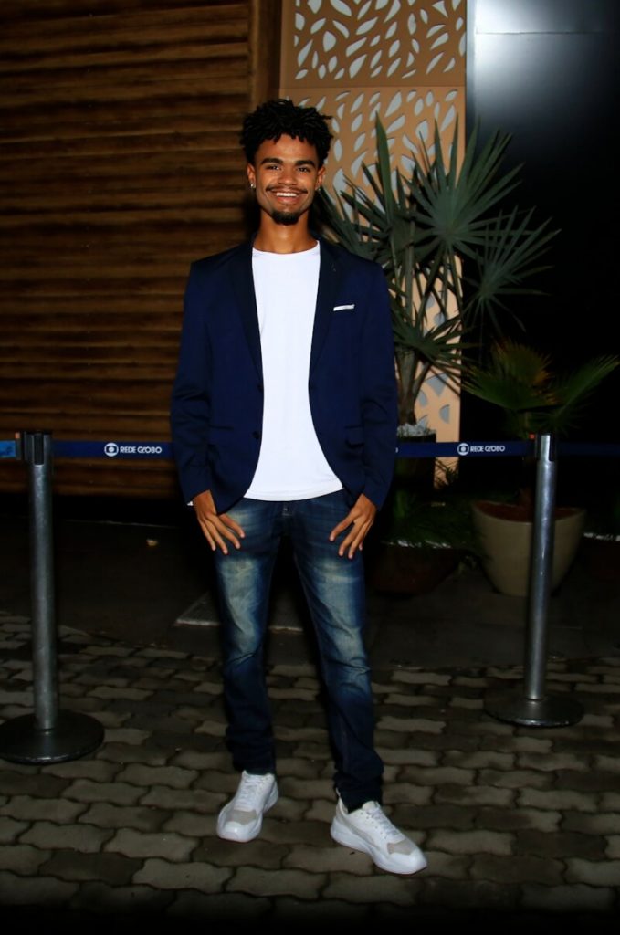 Yago Pires de calça jeans, camisa branca e blazer azul escuro