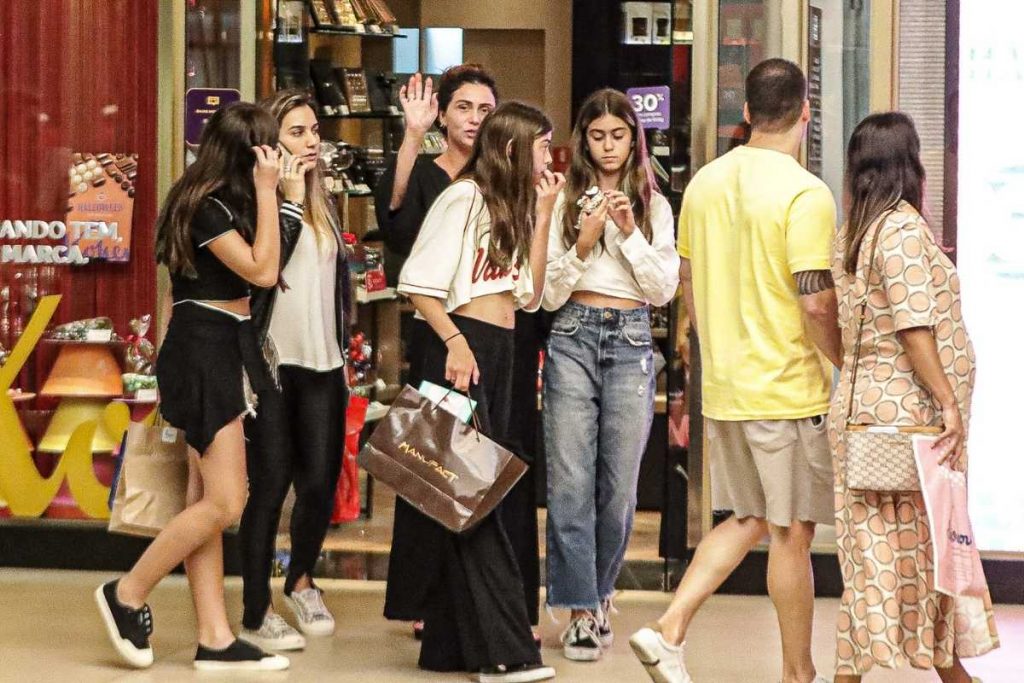 Giovanna Antonelli passeando com filhas no Shopping