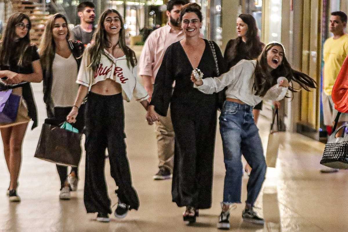 Giovanna Antonelli passeando com filhas no Shopping