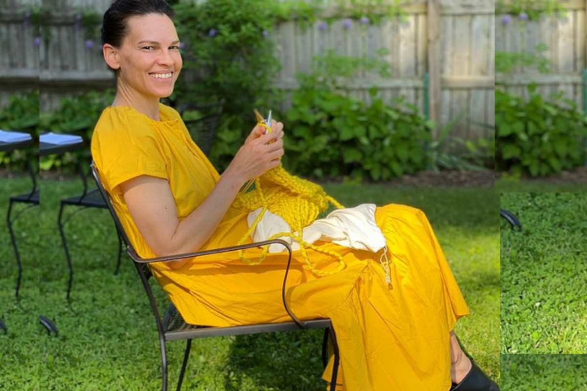 Hilary Swank tricotando no jardim
