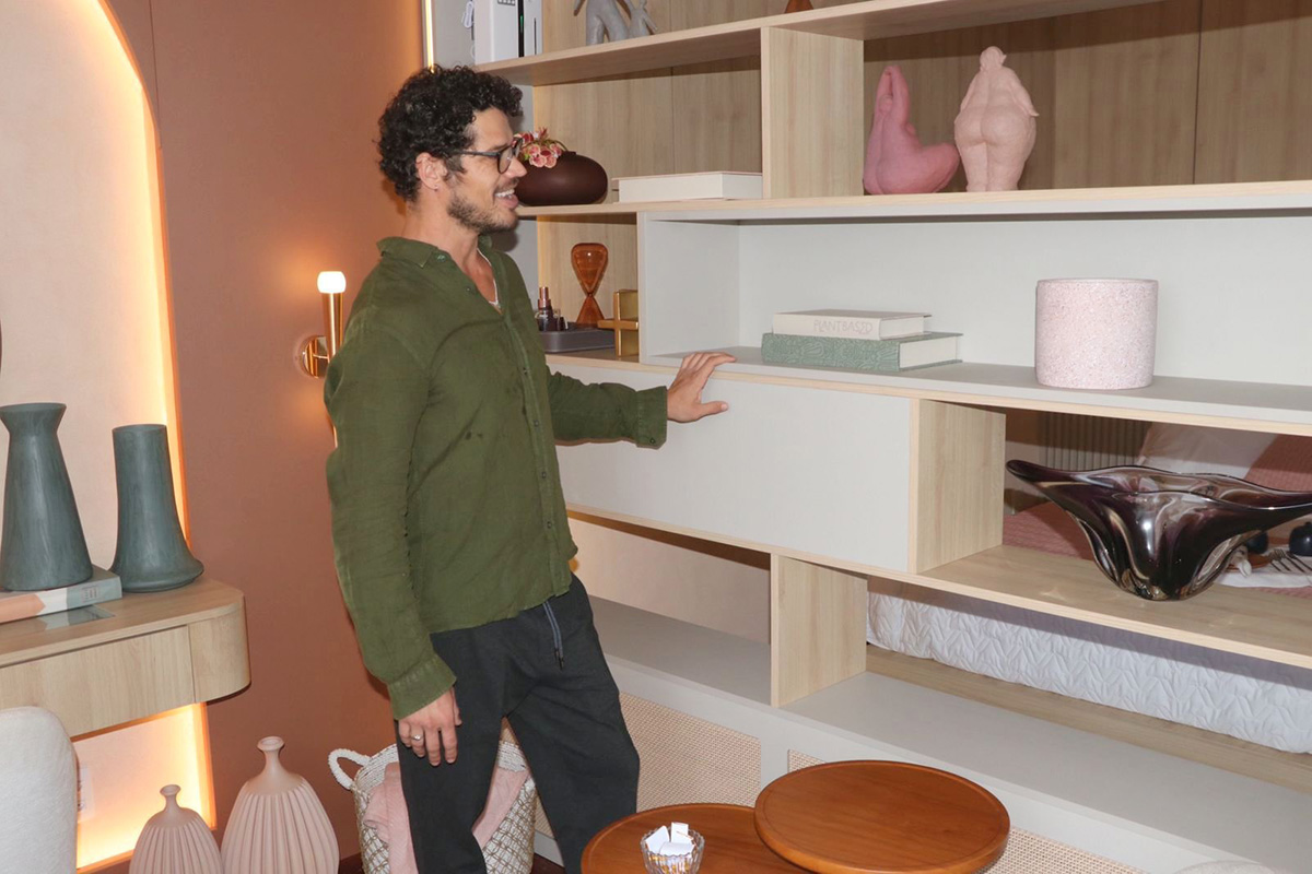 José Loreto escolhe móveis para sua casa