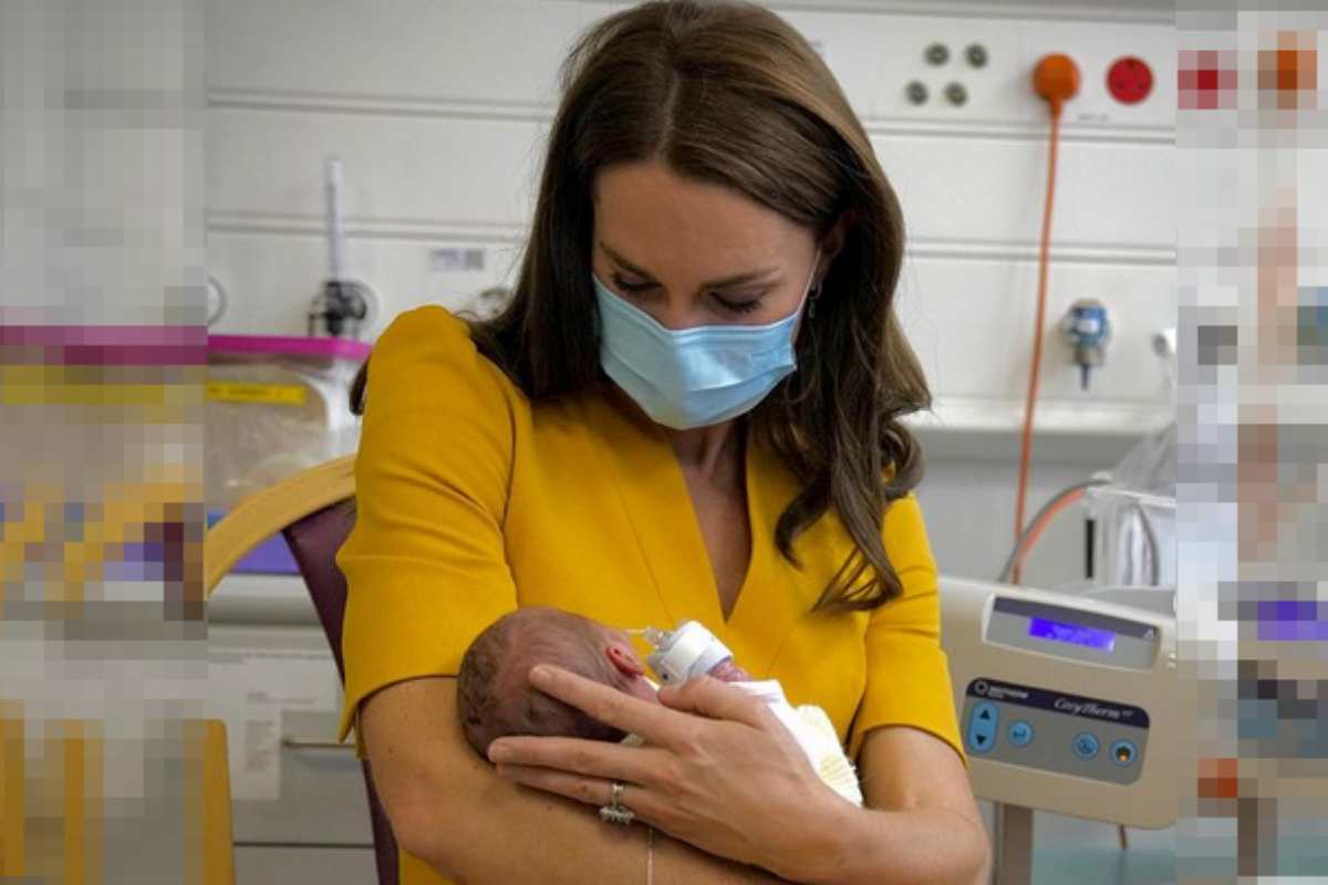 Princesa de Gales segura bebê recém-nascido