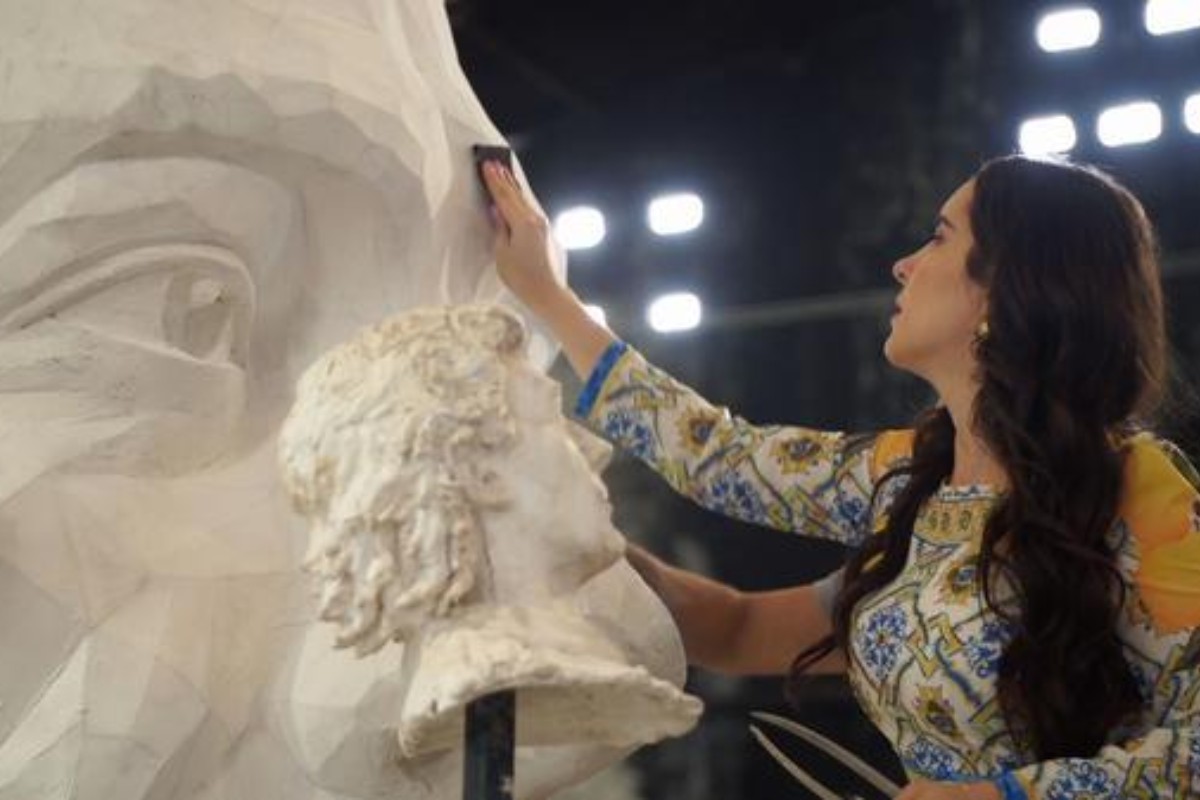 lalalli senna trabalhando em busto gigante de ayrton senna