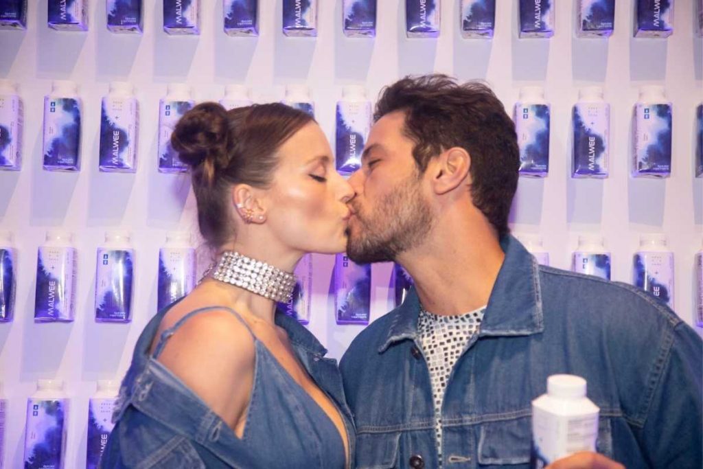 leandro lima beijando flavia lucini em evento de moda da malwee