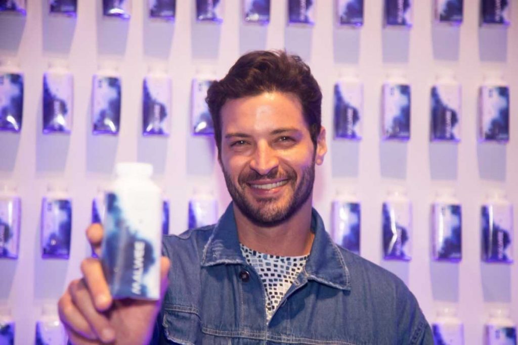 leandro lima posando com look azul em evento de moda da malwee