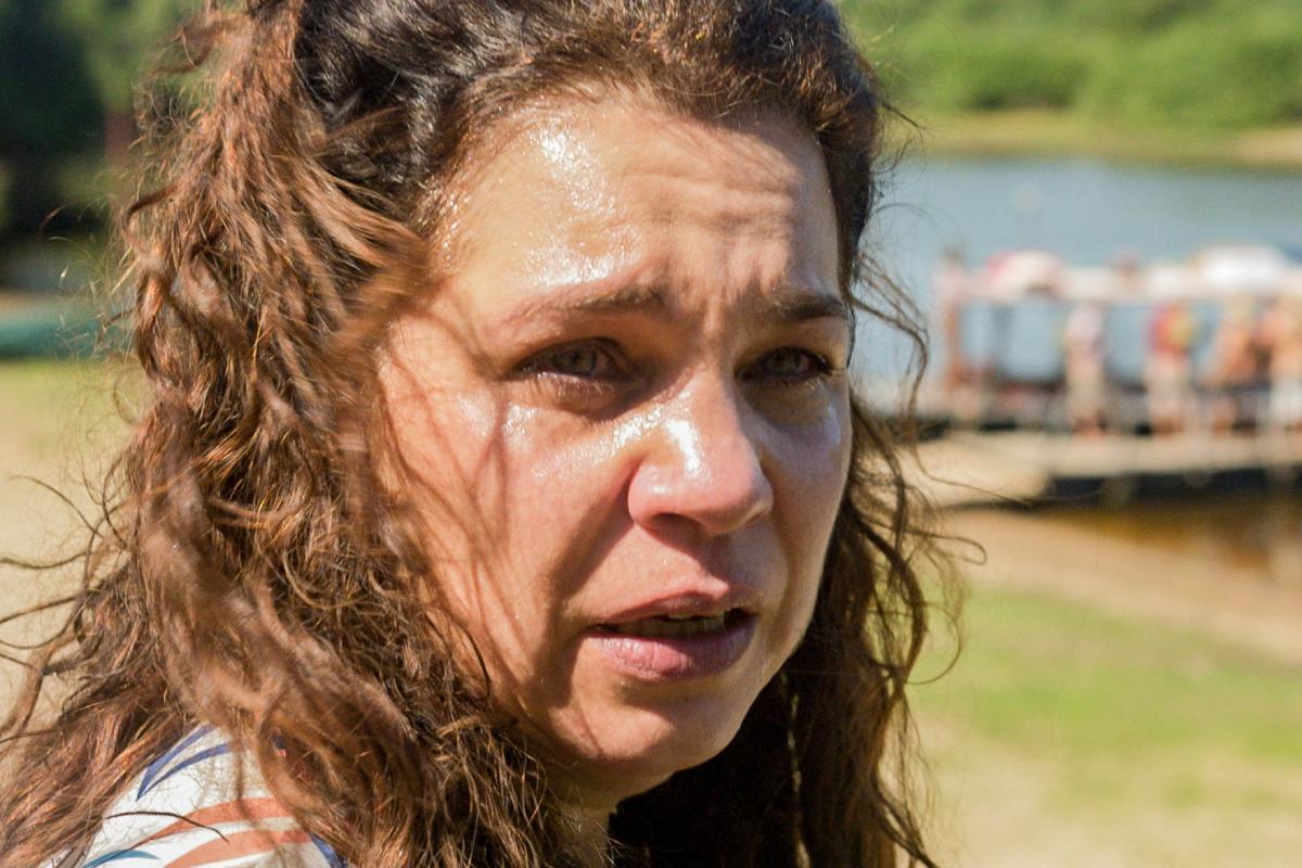 Maria Bruaca (Isabel Teixeira) deixando a fazenda de Tenório (Murilo Benício) em Pantanal