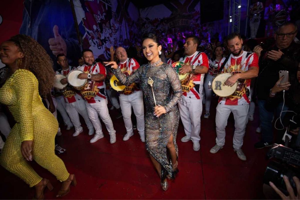 Mileide Mihaile sendo coroada Rainha de Bateria da Independente Tricolor