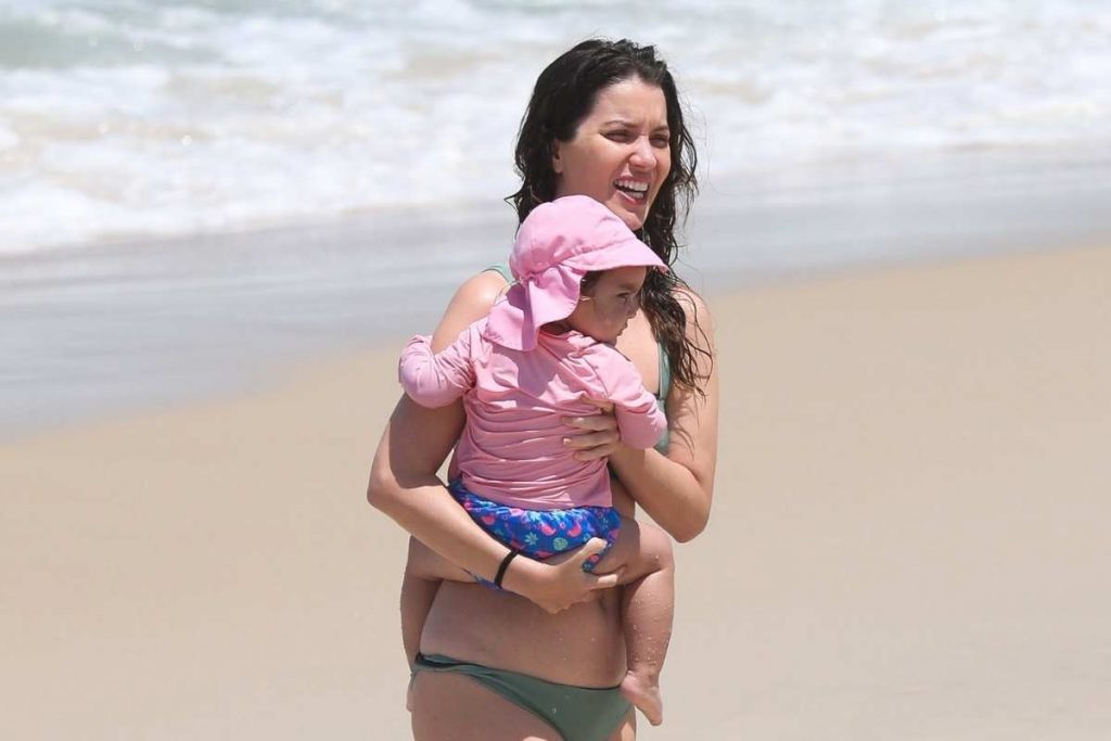 Nathalia Dill curte dia de praia com a filha, Eva