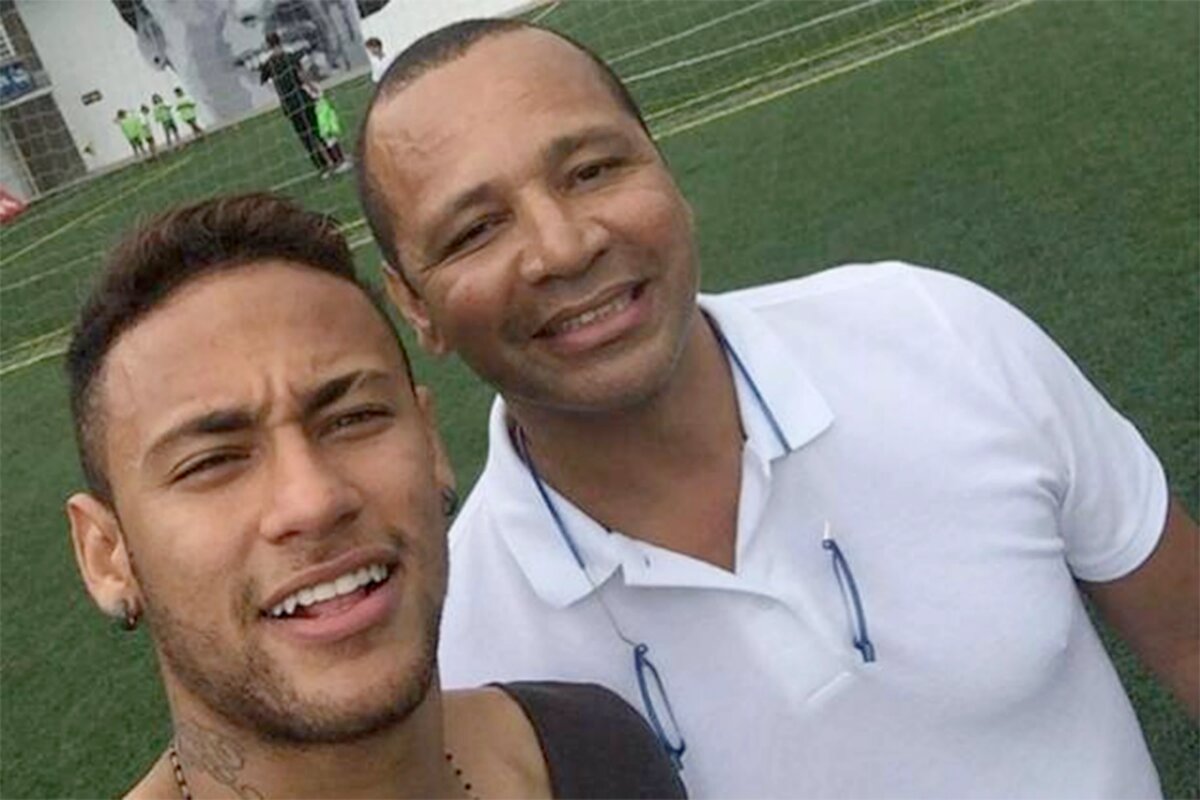 Neymar Jr,, de camiseta preta e Neymar pai, de camisa branca