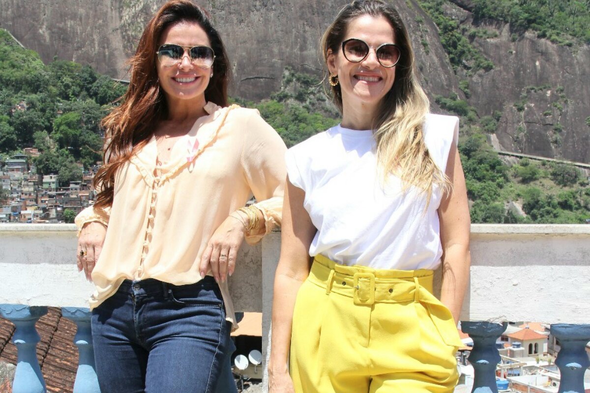 Giovanna Antonelli de calça jeans e camisa bege e Ingrid Guimarães de camisa branca e calça amarela