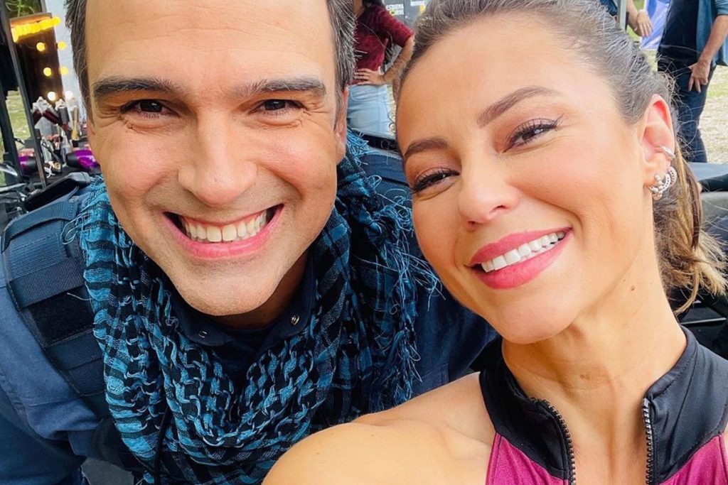 Paolla Oliveira Posa Com Tadeu Schmidt Nos Bastidores De Novela 