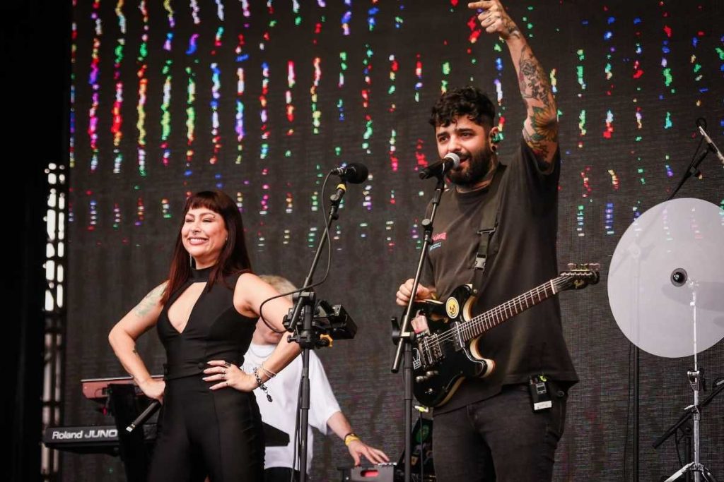 Pitty e Banda Fresno cantando no festival Popload