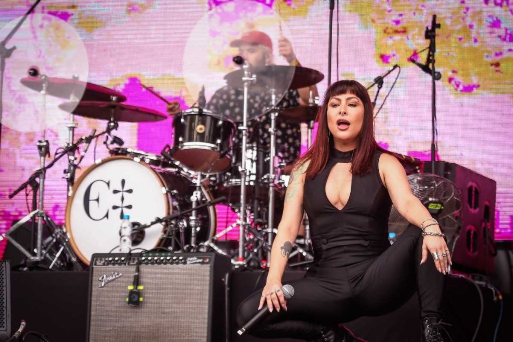 Pitty participando do show da Banda Fresno no festival Popload