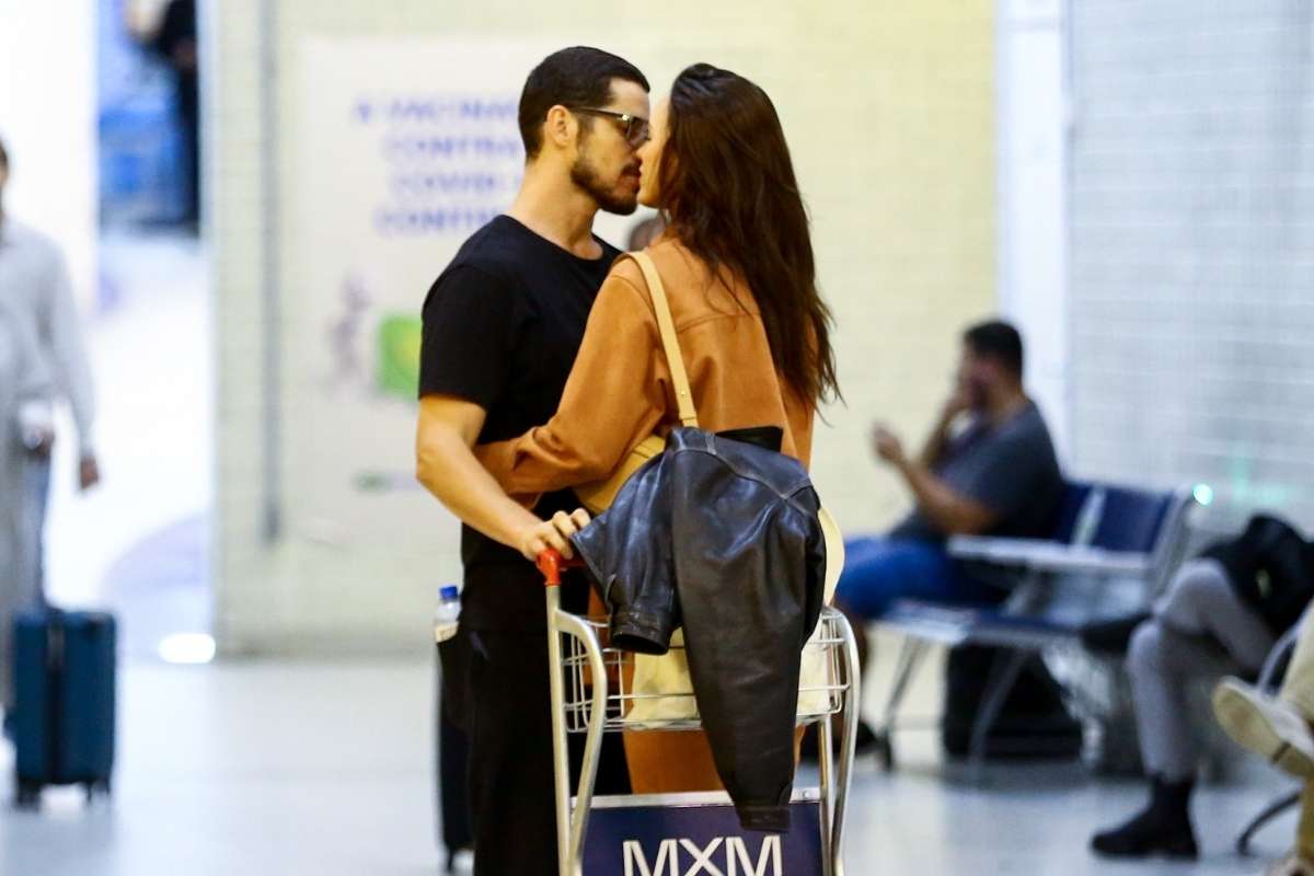 Rafa Kalimann e José Loreto aos beijos em aeroporto