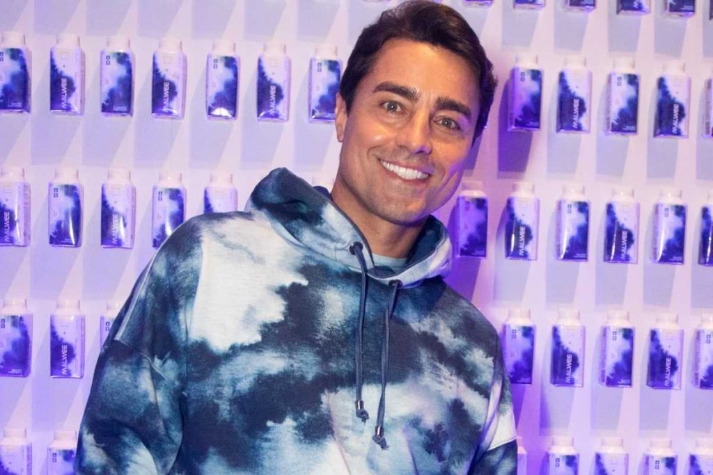 ricardo pereira posando com look azul em evento de moda da malwee