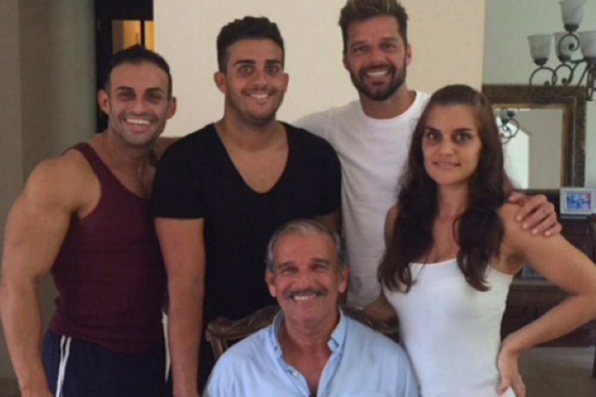 Ricky Martin com o pai e os irmãos